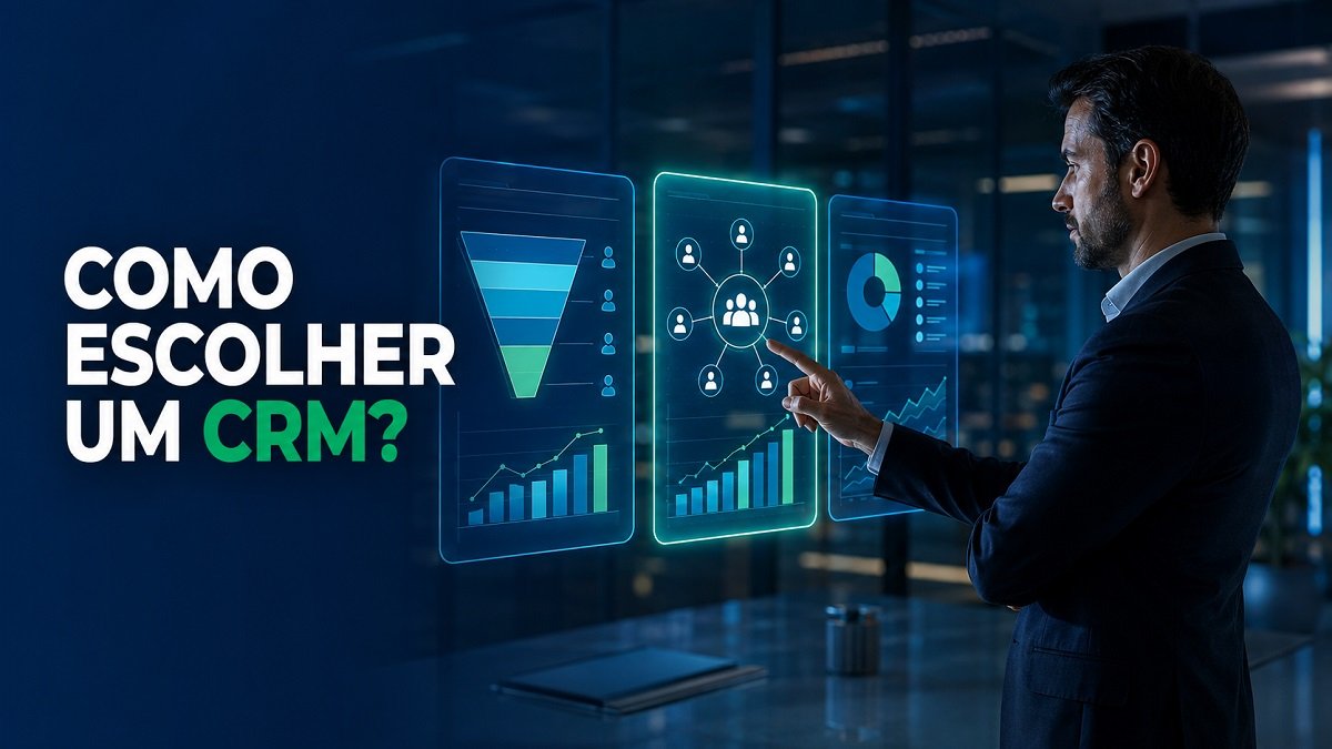 Executivo compara painéis digitais para escolher um CRM para sua empresa